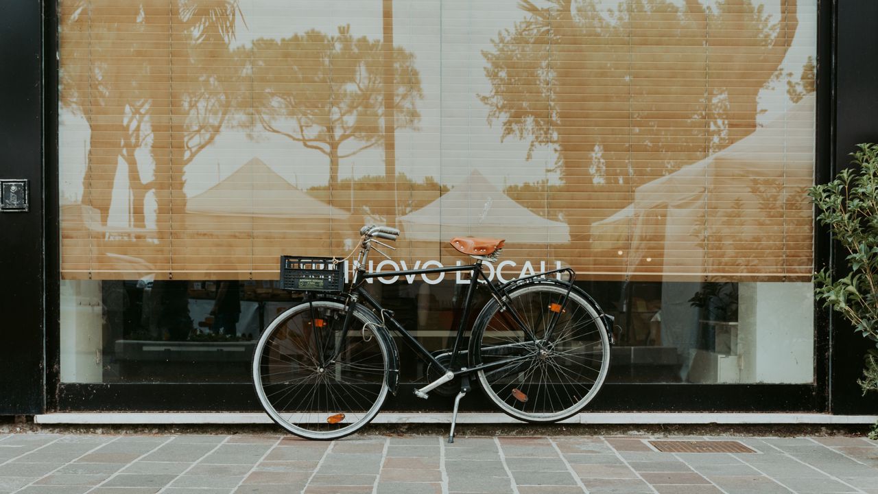 Обои велосипед, фасада, улица, отражение