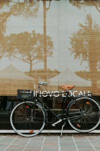 Превью обои велосипед, фасада, улица, отражение