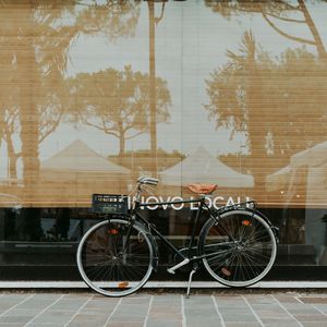 Превью обои велосипед, фасада, улица, отражение