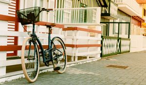 Превью обои велосипед, коризинка, улица, дом