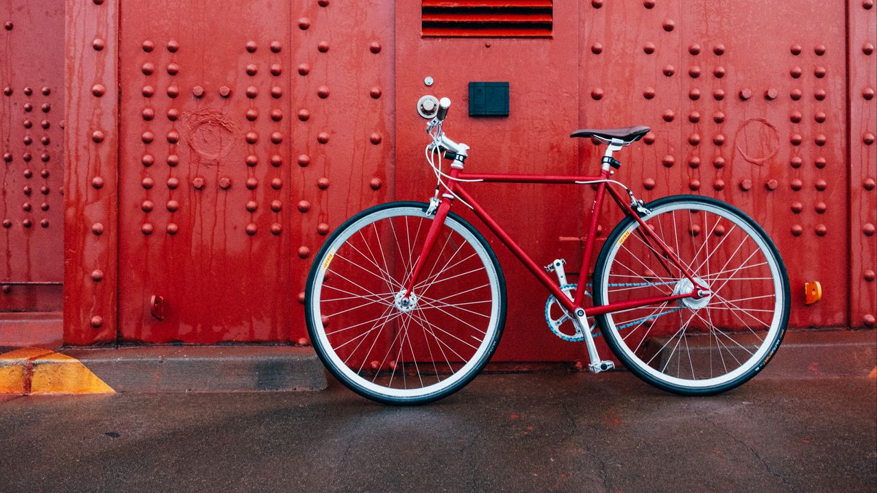 Обои велосипед, красный, стена