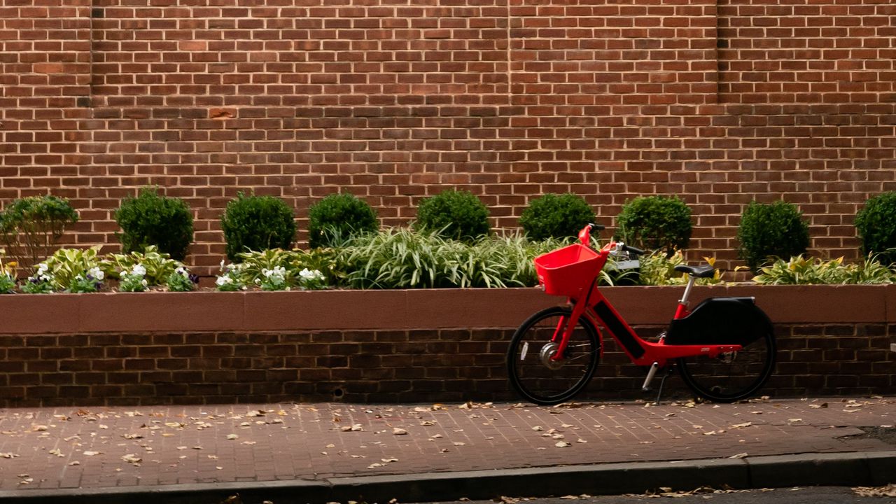 Обои велосипед, красный, здание, дорога