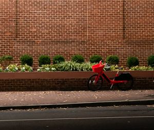 Превью обои велосипед, красный, здание, дорога