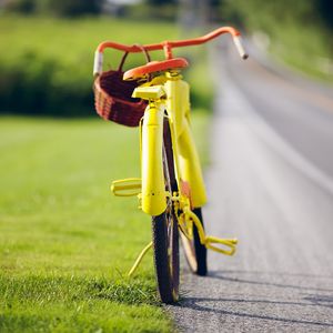 Превью обои велосипед, лето, трава, свет, дорога