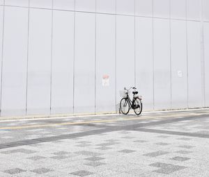 Превью обои велосипед, минимализм, парковка