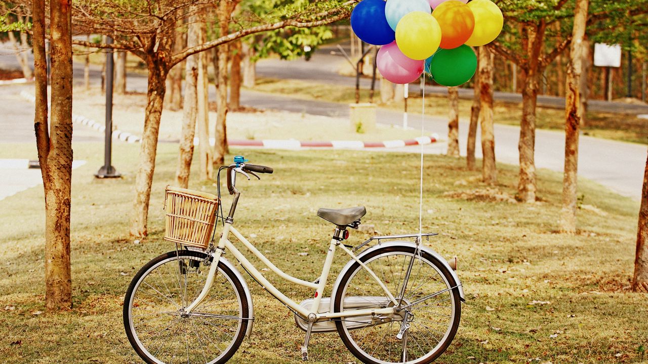 Обои велосипед, парк, воздушные шарики, трава