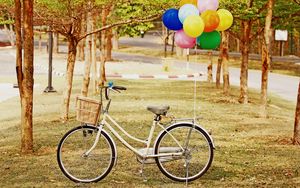 Превью обои велосипед, парк, воздушные шарики, трава