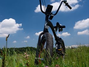 Превью обои велосипед, поле, трава, зелень