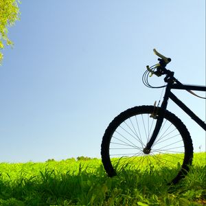 Превью обои велосипед, поле, трава, деревья