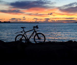 Превью обои велосипед, силуэт, море, сумерки, темный