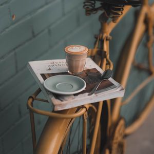 Превью обои велосипед, стакан, книга, настроение, кофе, напиток
