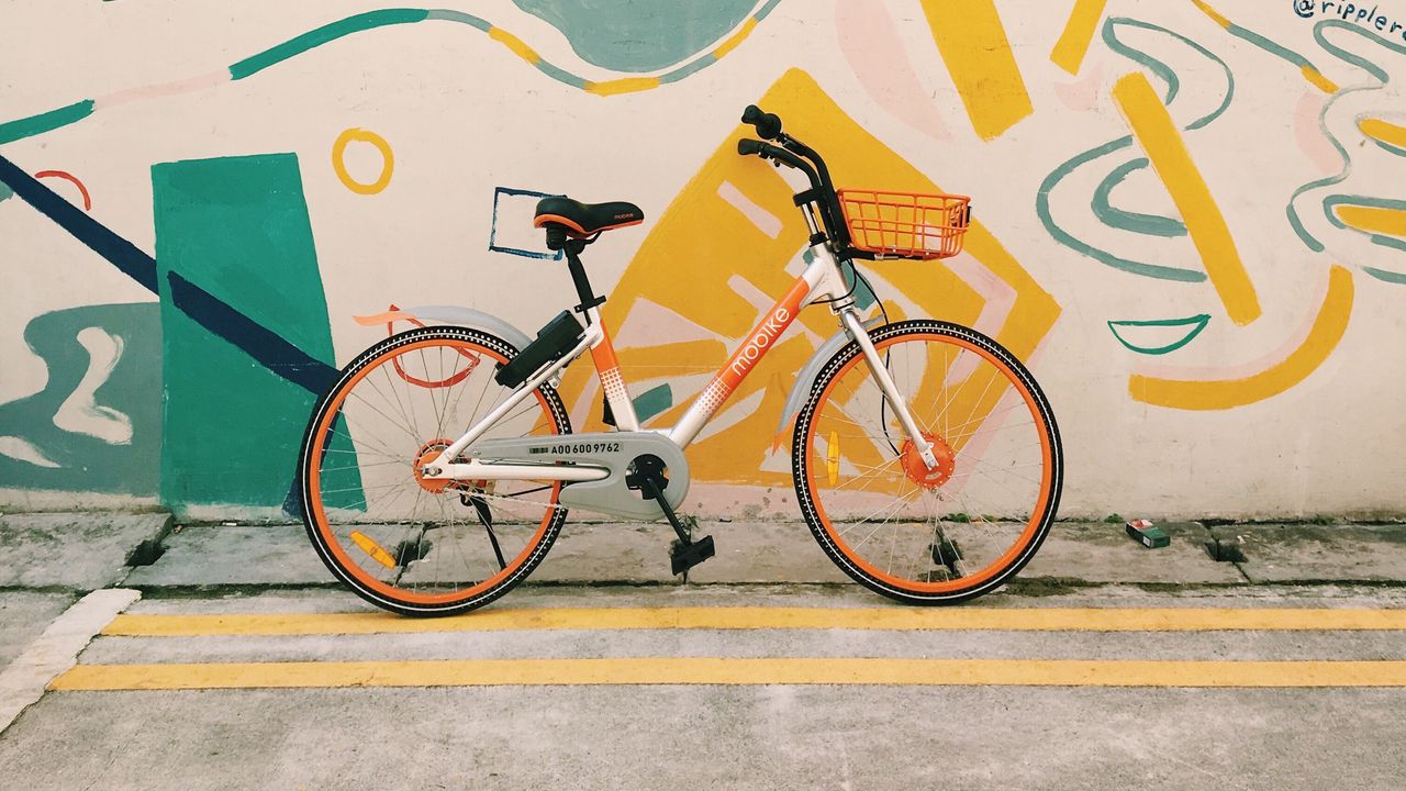 Обои велосипед, стена, граффити, арт