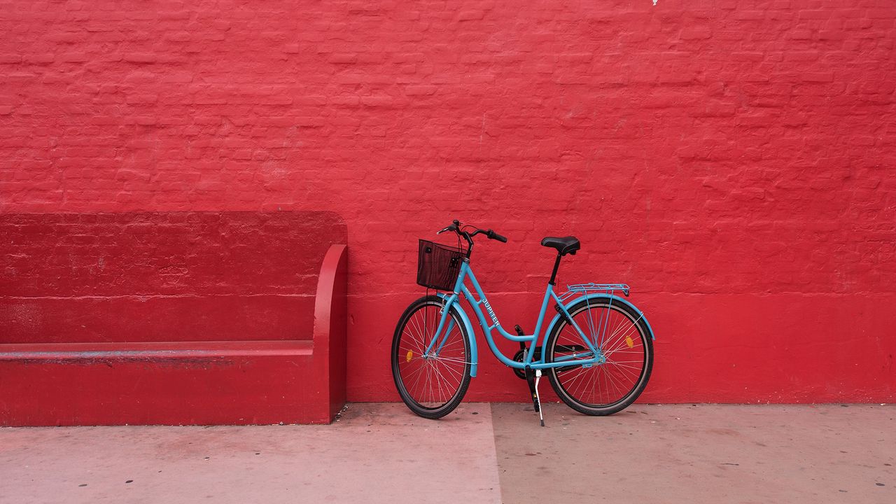 Обои велосипед, стена, красный