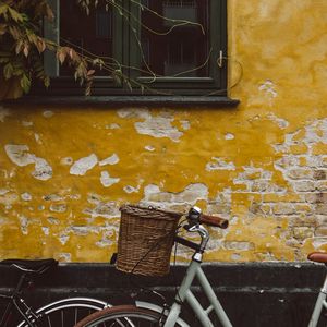 Превью обои велосипед, стена, окно