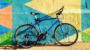Превью обои велосипед, стена, разноцветный, красочный, солнечный свет, тень