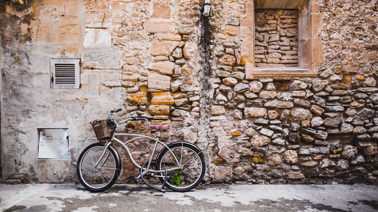 Обои велосипед, стена, здание, улица