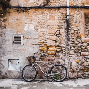 Превью обои велосипед, стена, здание, улица