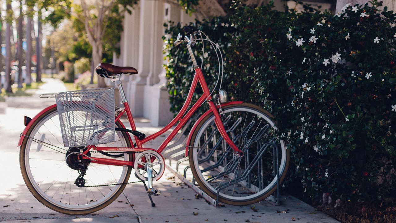 Обои велосипед, стоянка, колесо
