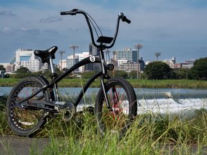 Превью обои велосипед, трава, здания, размытие