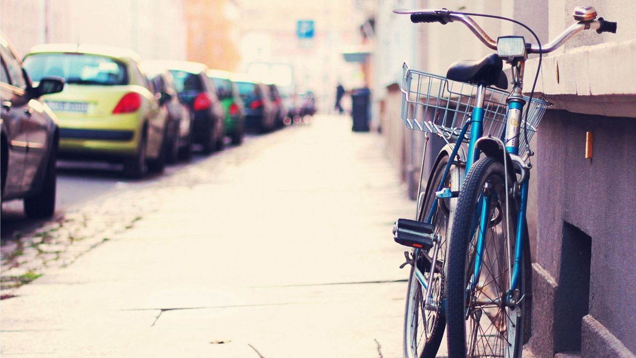 Обои велосипед, улица, тротуар, автомобили, стоянка