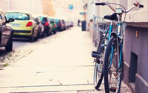 Превью обои велосипед, улица, тротуар, автомобили, стоянка