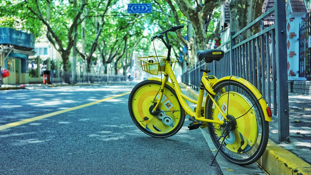 Обои велосипед, улица, желтый