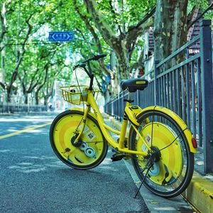 Превью обои велосипед, улица, желтый