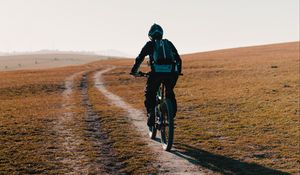 Превью обои велосипед, велосипедист, дорога, поле