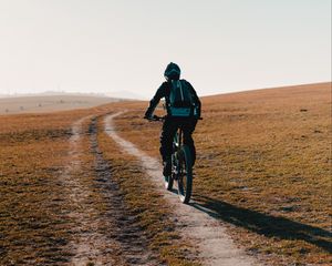 Превью обои велосипед, велосипедист, дорога, поле