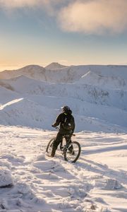 Превью обои велосипед, велосипедист, горы, снег, зима