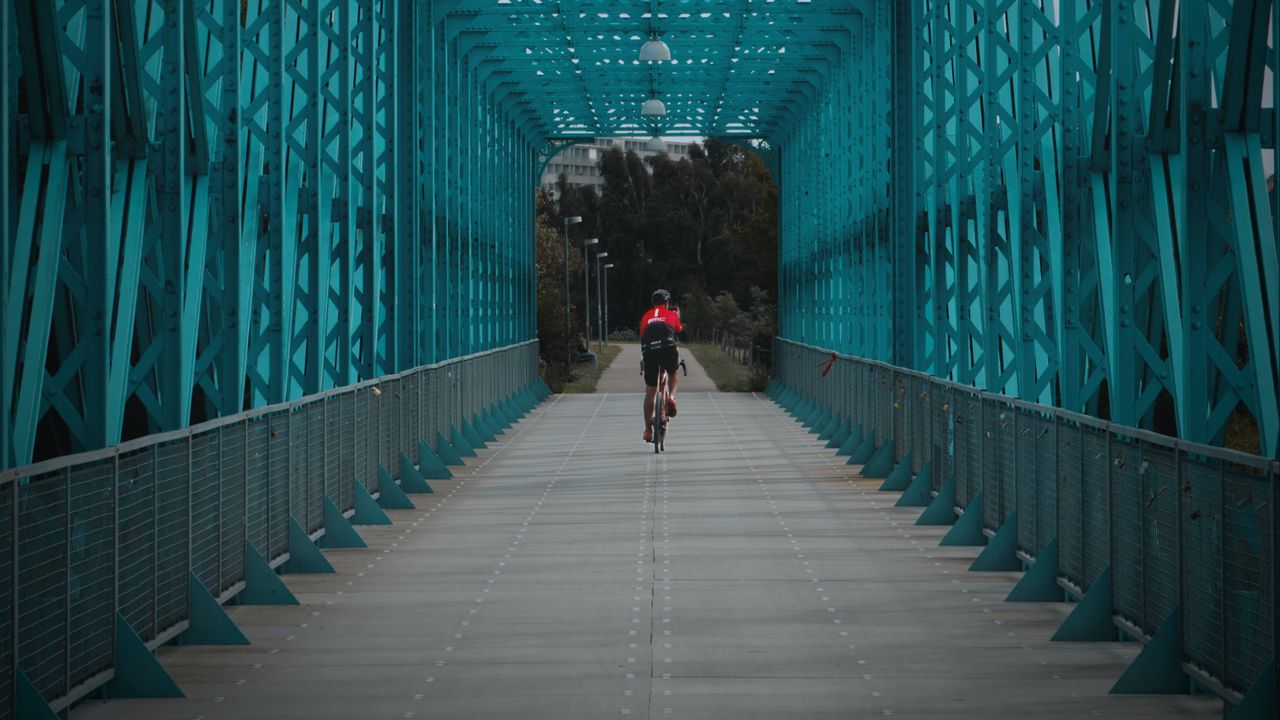 Обои велосипед, велосипедист, мост, тоннель