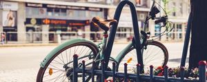 Превью обои велосипед, винтажный, клумба, забор
