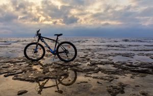 Превью обои велосипед, вода, небо, отражение