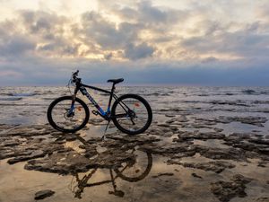 Превью обои велосипед, вода, небо, отражение