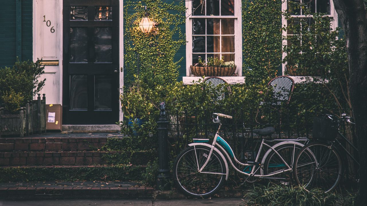 Обои велосипед, забор, дом, окно