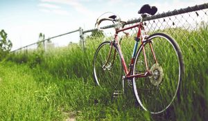 Превью обои велосипед, забор, изгородь, поле, трава, лето