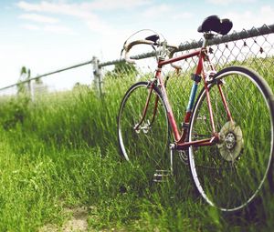 Превью обои велосипед, забор, изгородь, поле, трава, лето