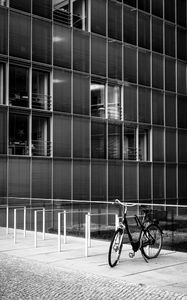 Превью обои велосипед, здание, окна, жалюзи, черно-белый