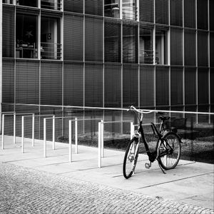 Превью обои велосипед, здание, окна, жалюзи, черно-белый