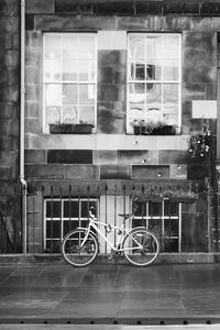 Превью обои велосипед, здание, окна, чб