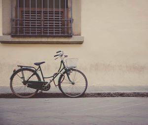 Превью обои велосипед, здание, улица