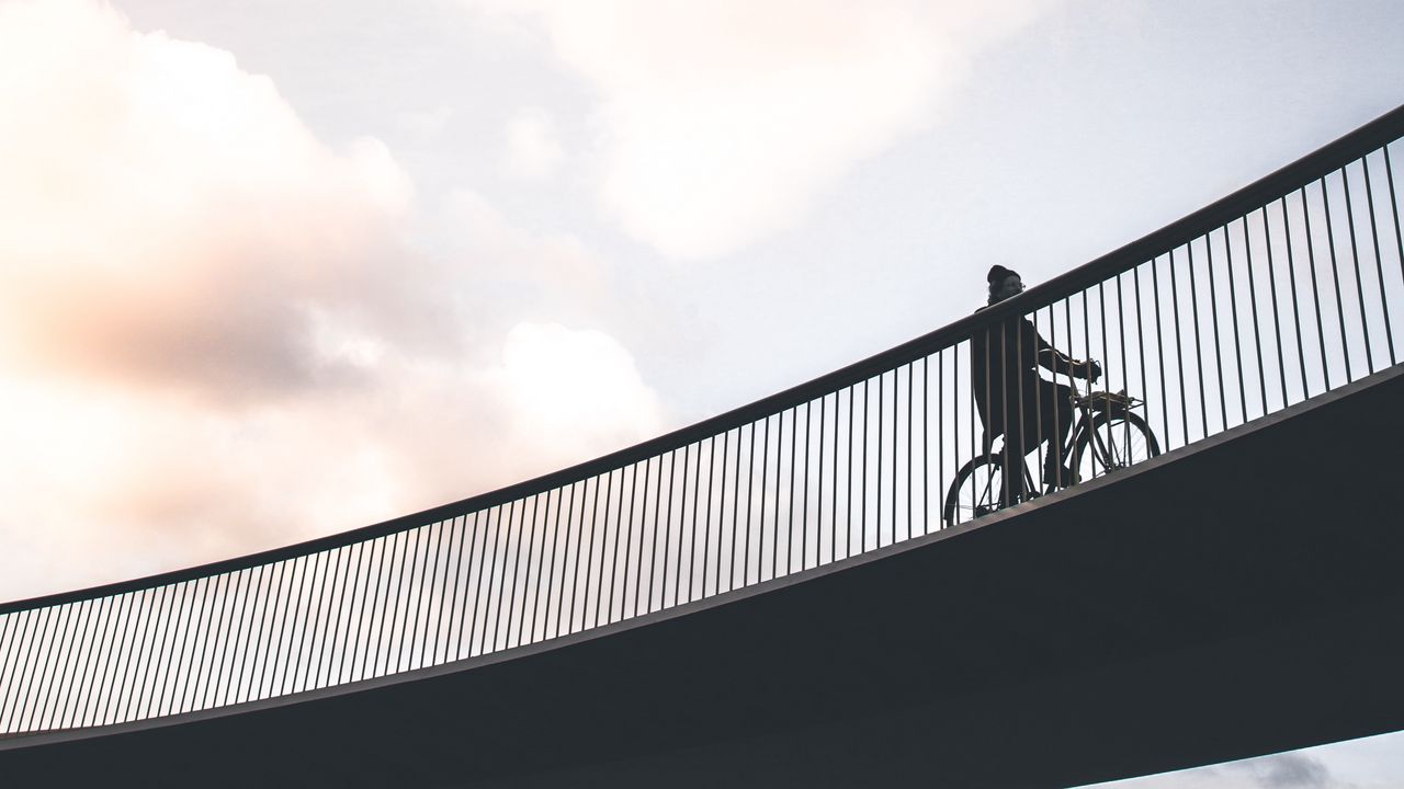 Обои велосипедист, минимализм, мост, небо