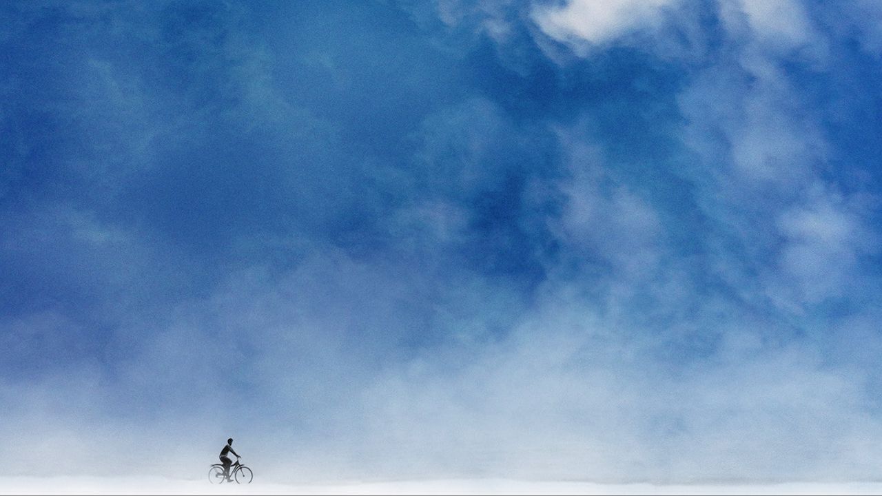 Обои велосипедист, минимализм, небо, арт, облака