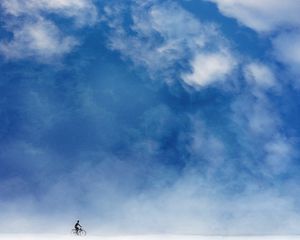 Превью обои велосипедист, минимализм, небо, арт, облака