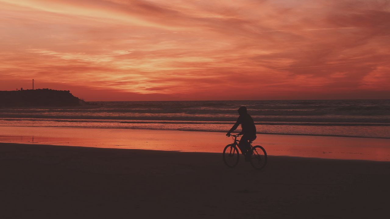Обои велосипедист, море, берег, закат