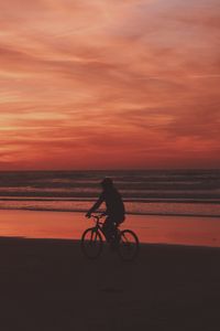 Превью обои велосипедист, море, берег, закат