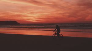 Превью обои велосипедист, море, берег, закат