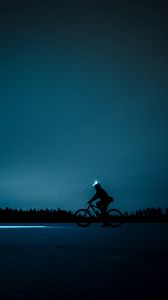 Превью обои велосипедист, ночь, велосипед, силуэт, свет, горизонт