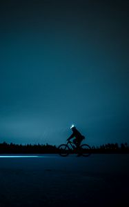 Превью обои велосипедист, ночь, велосипед, силуэт, свет, горизонт