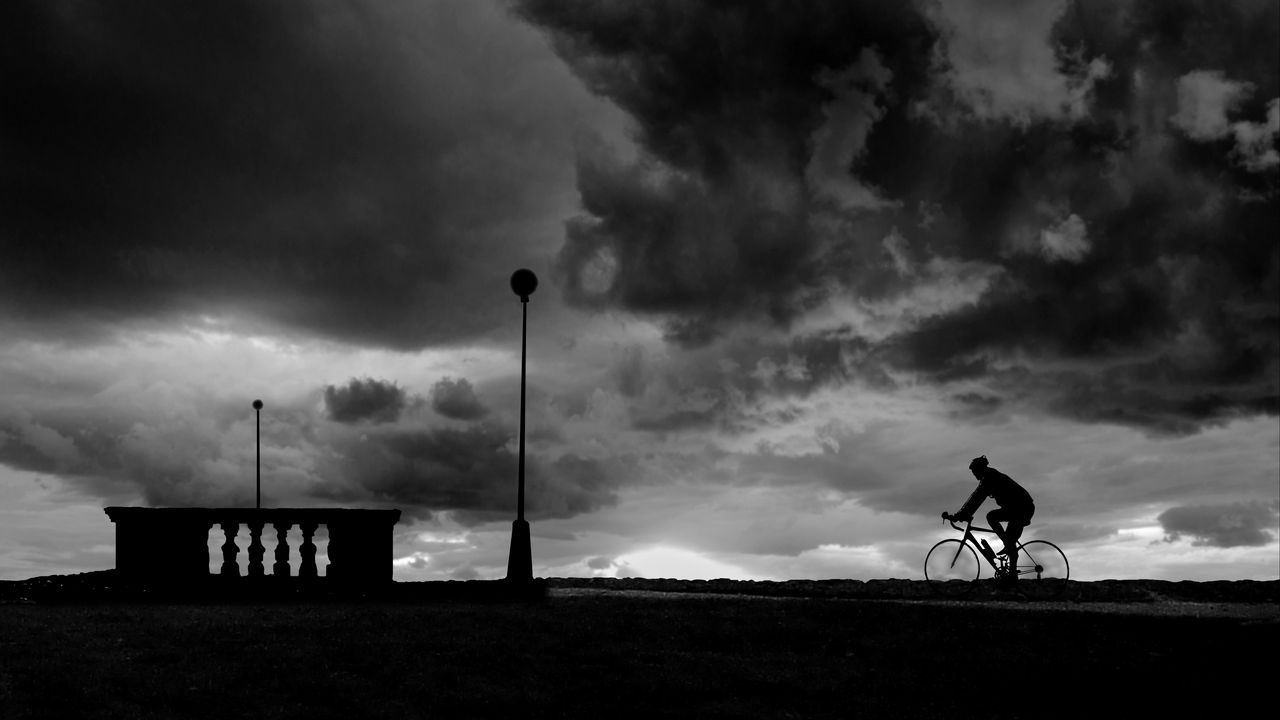 Обои велосипедист, силуэт, чб, облака, ночь